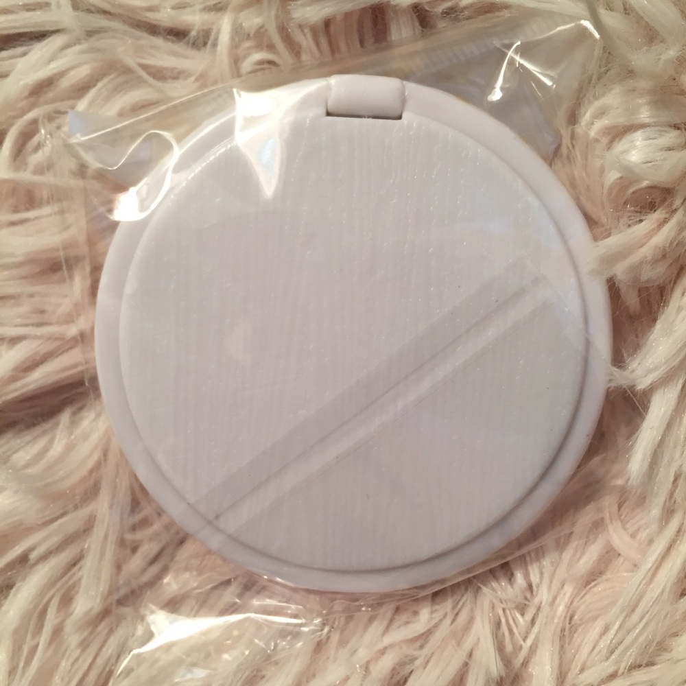 ☀️3/$15 Adorable Pug Dual Mirror Compact - Picture 2 of 3